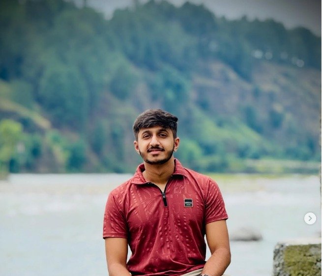 Ashir Zahid, home décor writer and creative stylist sharing simple and elegant home decorating ideas for DailyHomeVibe.